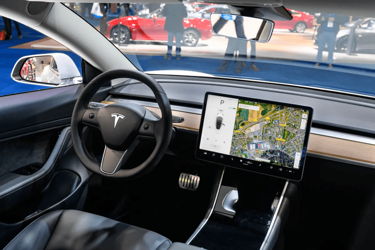 Phần mềm tự lái hoàn toàn của Tesla đang bị cơ quan quản lý an toàn liên bang điều tra